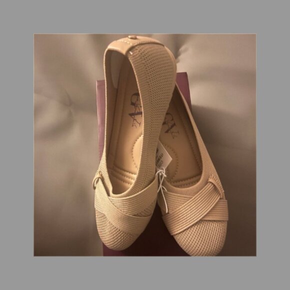 Gloria Vanderbilt Women's Comfortable Round Toe Cross-strap Design Tan - Picture 1 of 4